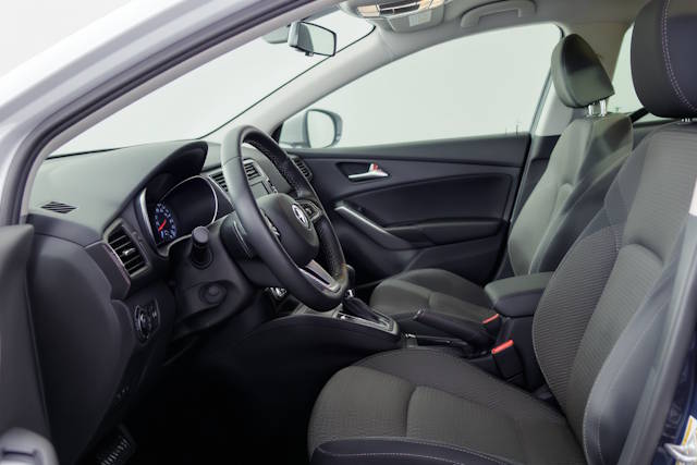 תוך רכב עם מושבים כהים